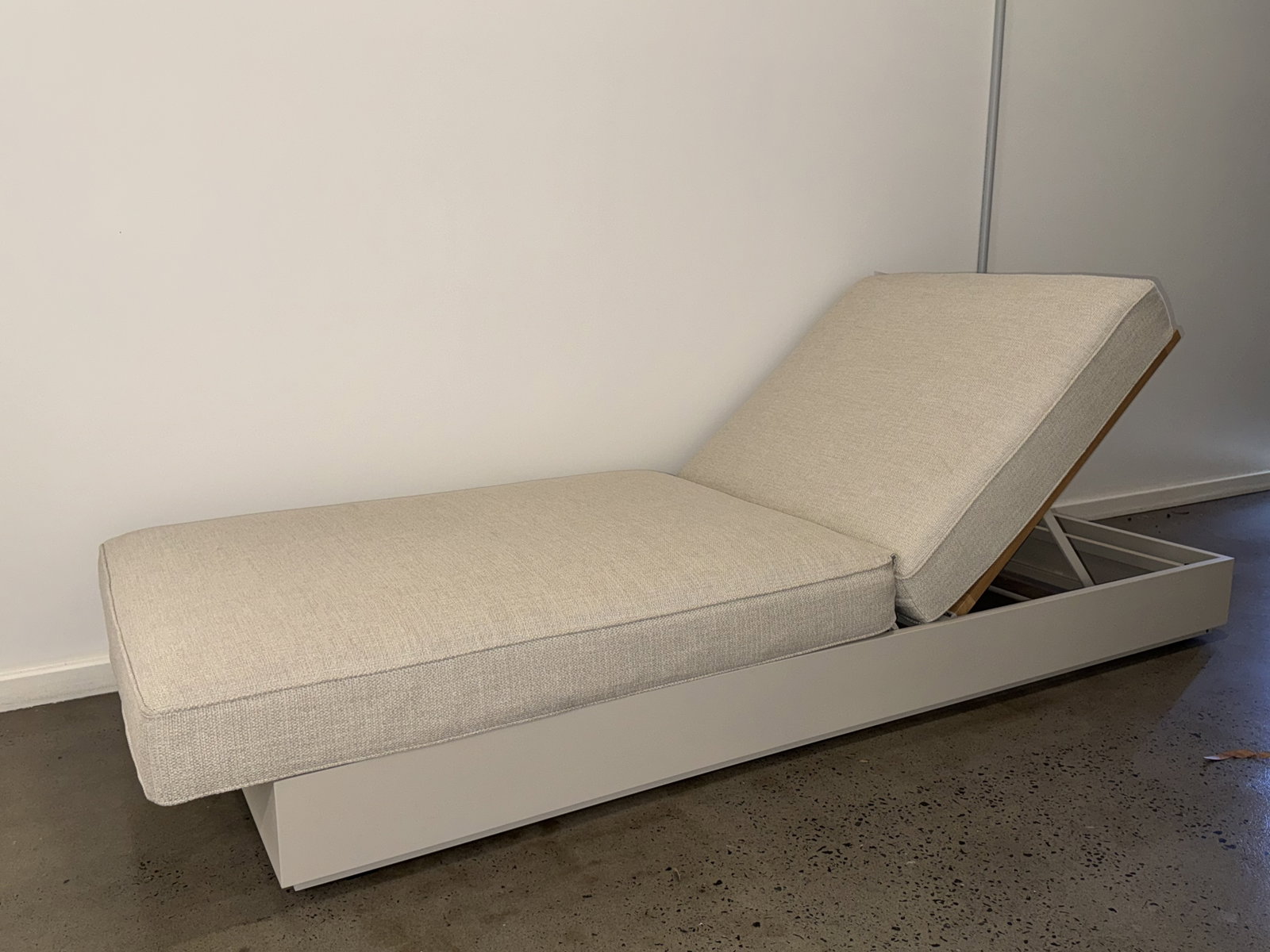 TORQUAY Outdoor Sunlounge (Frame Colour: Cream  Aluminium, Fabric Colour: Sand  Olefin) 1