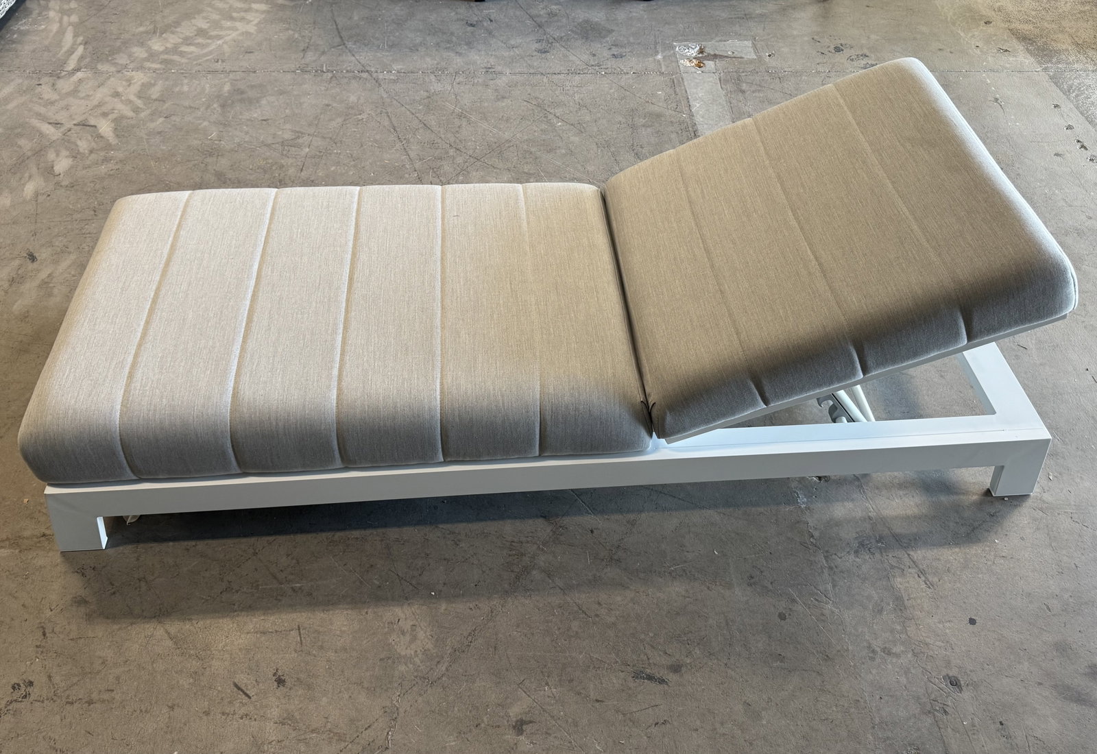 NEW NOOSA WHITE Outdoor Fabric Sun Lounge (Frame And Fabric: White Frame With Lead Chine Fabric) 1