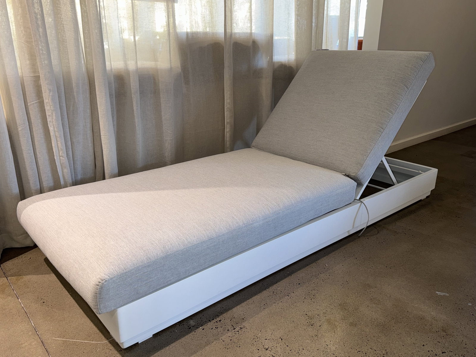BYRON WHITE Outdoor Sunlounge (Frame Colour: White Aluminum, Fabric Colour: Grey Acrylic) 1