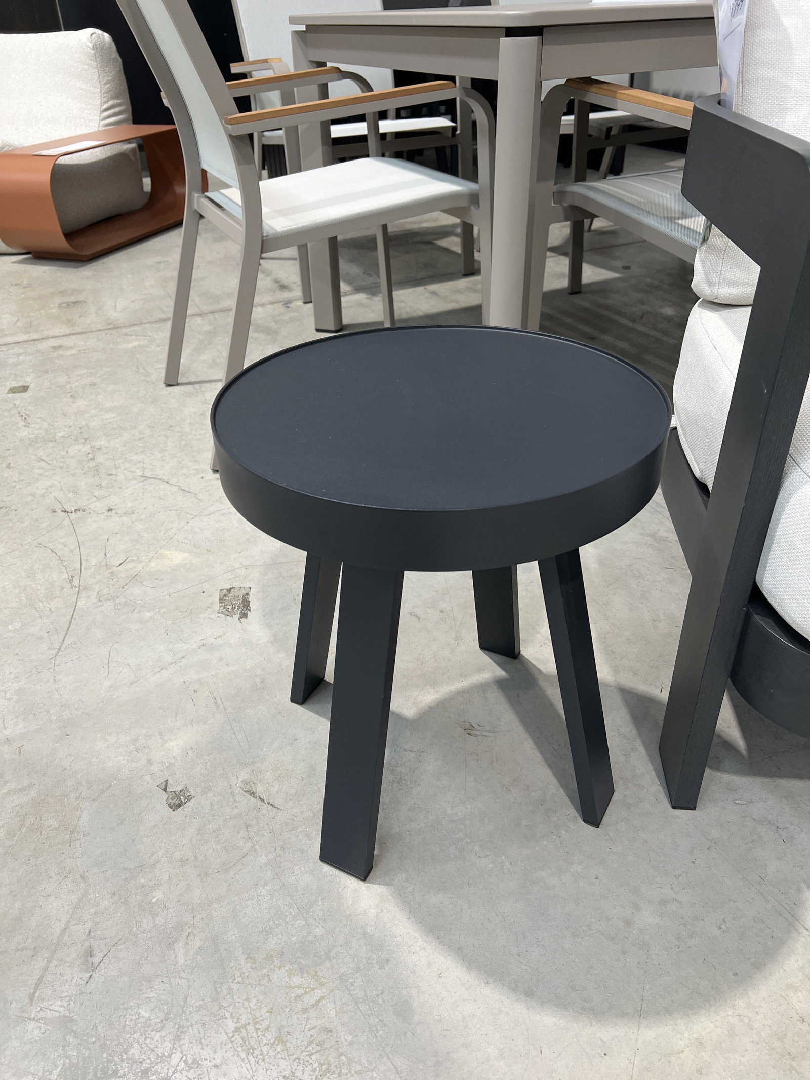 PI BLACK OUTDOOR ALUMINIUM SIDE TABLE Outdoor Side Table (Black) 1
