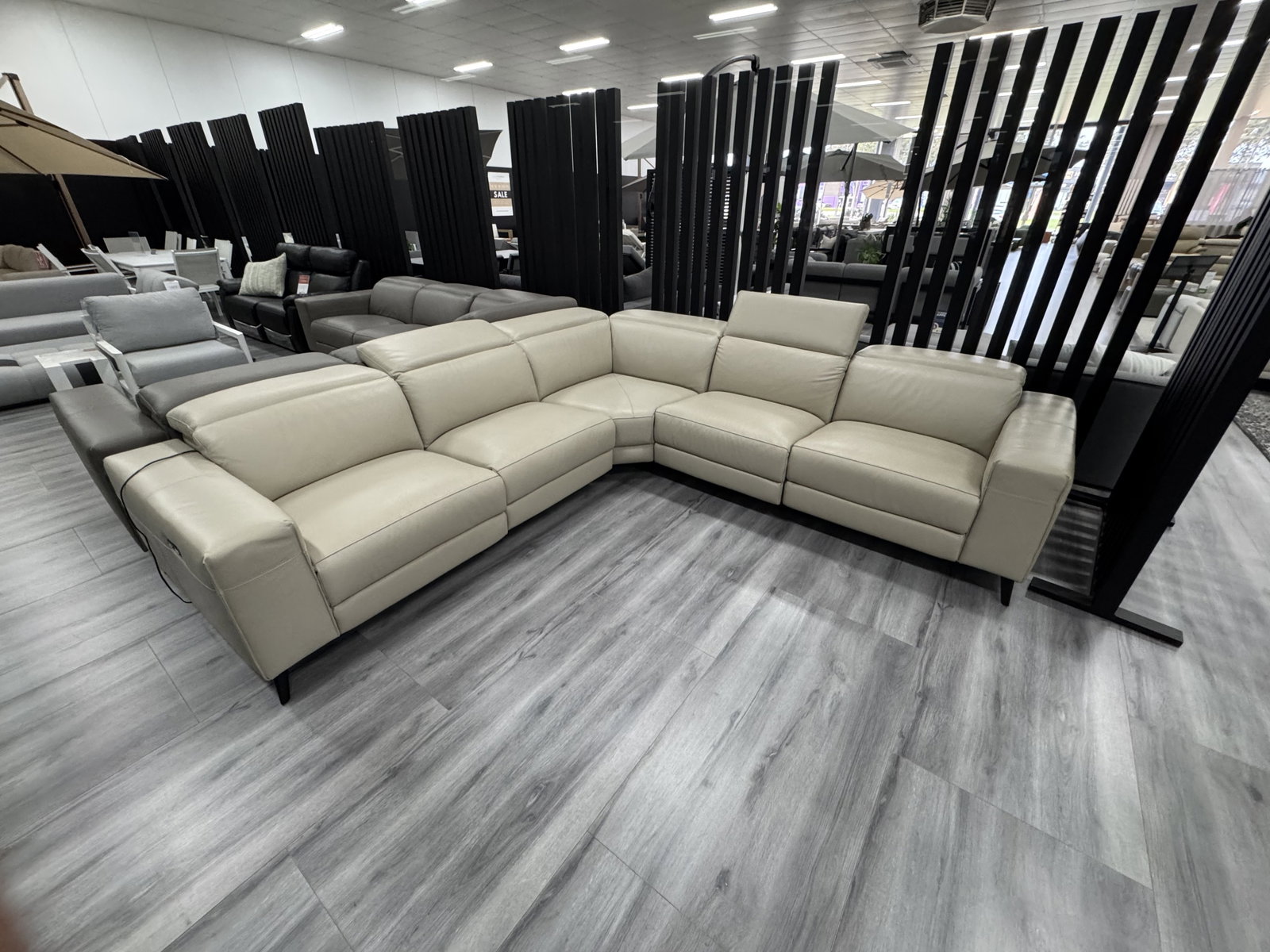 STIRLING Leather Terminal Chaise Lounge With Left Hand Facing Arm (Material- Full Leather ,colour-prestige Platinum ,recliner Type- Electric Recliner - Sku3806454) 1